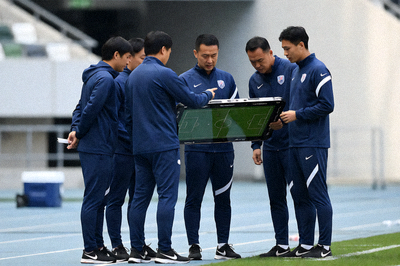 V体育足球赛事解决方案配图，教练团队在场边指挥战术布置