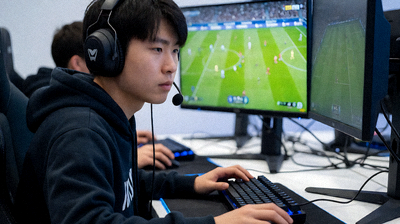 FIFA电竞系列赛事现场，电竞选手在比赛中紧张操作