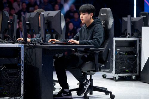 电竞比赛现场选手在舞台上专注操作电脑