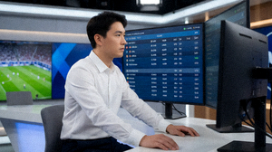 体育数据分析师在专业电视转播工作室中审查比赛统计数据和表现指标