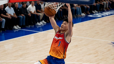 NBA篮球比赛球员扣篮得分的精彩瞬间