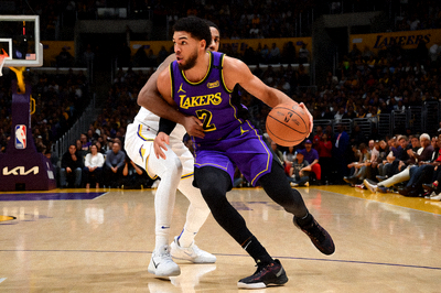NBA季后赛总决赛现场，球员在场上激烈对抗，星空综合NBA赛事分析配图