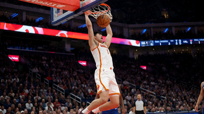 NBA篮球比赛精彩瞬间，球员扣篮得分，全场观众欢呼