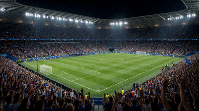 足球比赛现场全景，绿茵场和观众席，展现职业赛事氛围